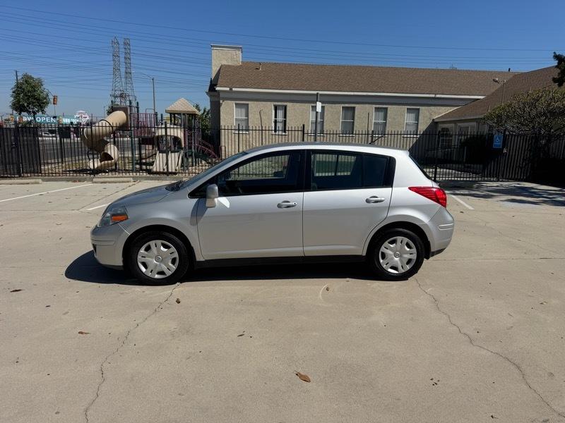 Nissan Versa 1.8 SL Hatchback 2011