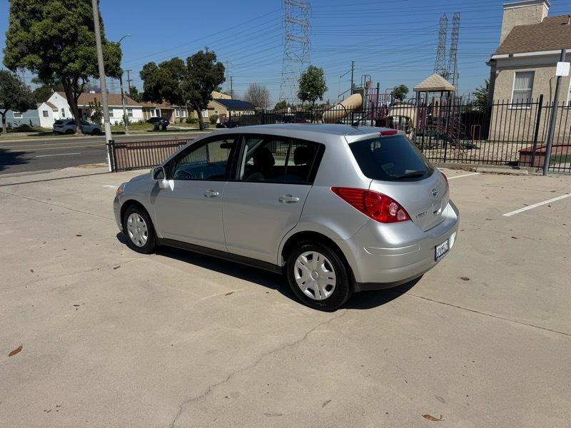 Nissan Versa 1.8 SL Hatchback 2011