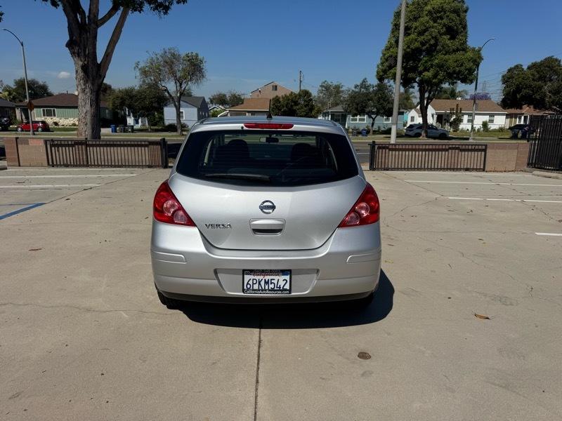 Nissan Versa 1.8 SL Hatchback 2011