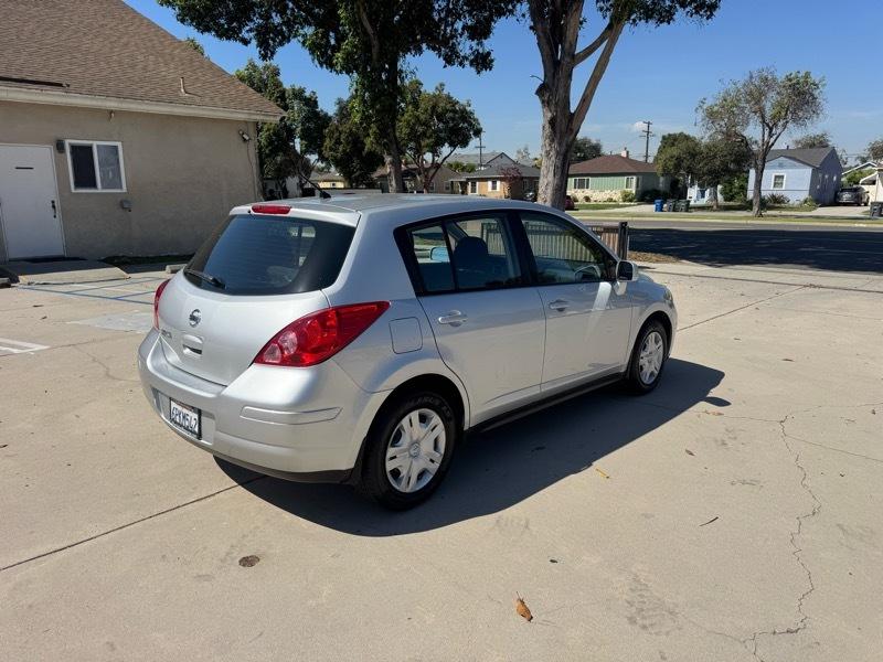 Nissan Versa 1.8 SL Hatchback 2011