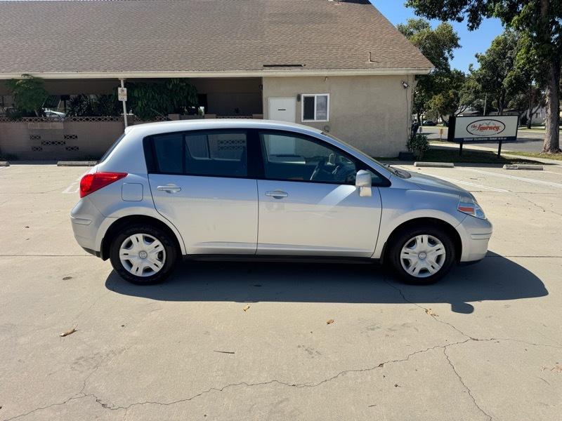 Nissan Versa 1.8 SL Hatchback 2011