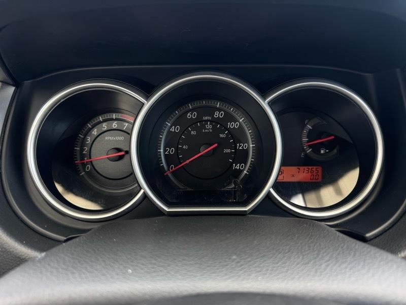 Nissan Versa 1.8 SL Hatchback 2011