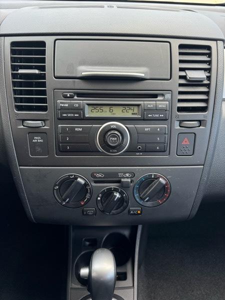 Nissan Versa 1.8 SL Hatchback 2011