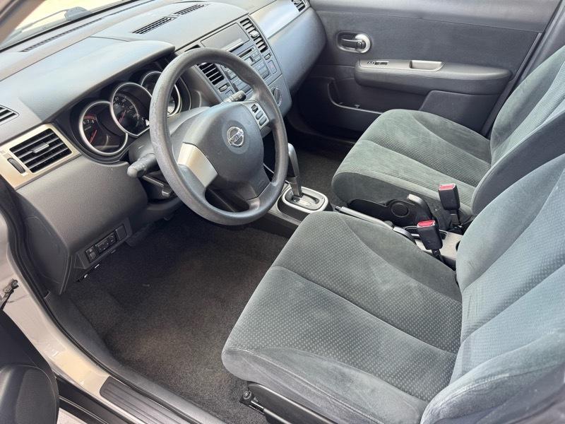 Nissan Versa 1.8 SL Hatchback 2011