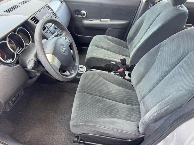 Nissan Versa 1.8 SL Hatchback 2011