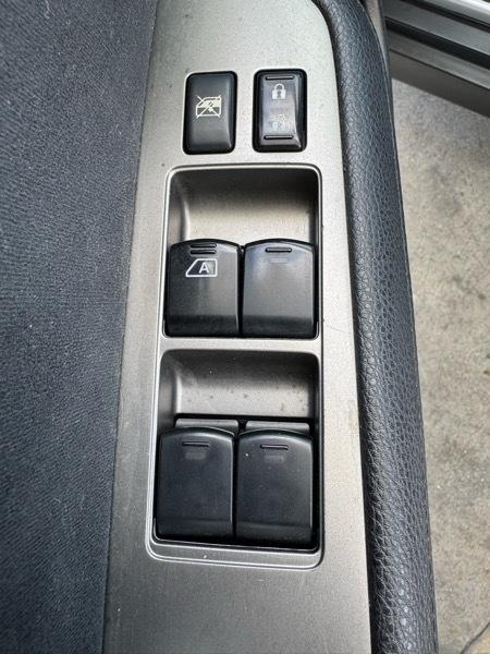 Nissan Versa 1.8 SL Hatchback 2011