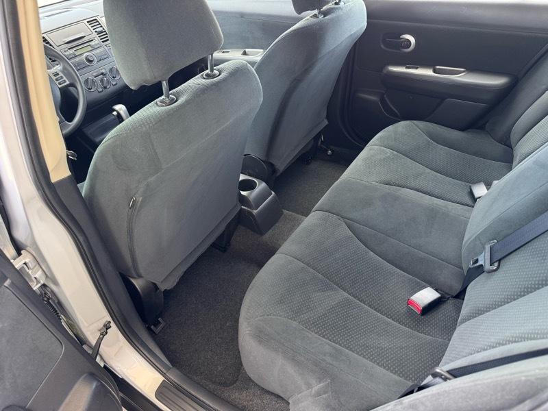 Nissan Versa 1.8 SL Hatchback 2011