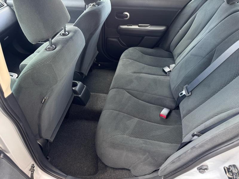 Nissan Versa 1.8 SL Hatchback 2011