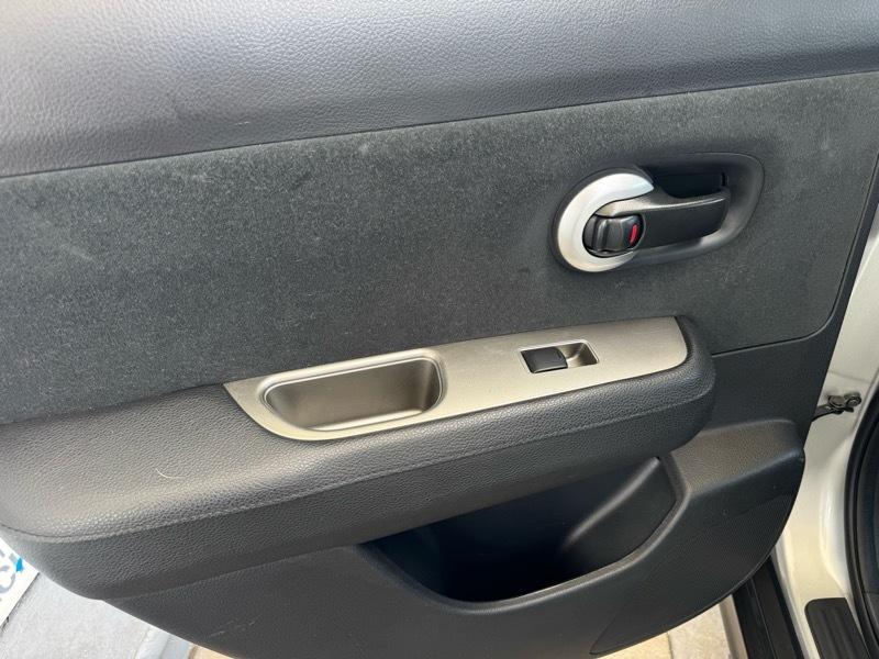 Nissan Versa 1.8 SL Hatchback 2011