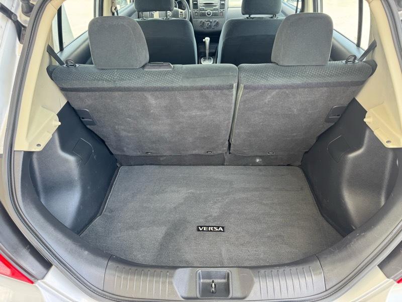 Nissan Versa 1.8 SL Hatchback 2011