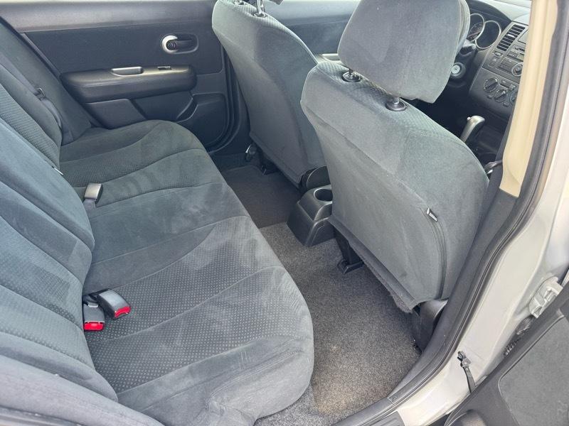 Nissan Versa 1.8 SL Hatchback 2011