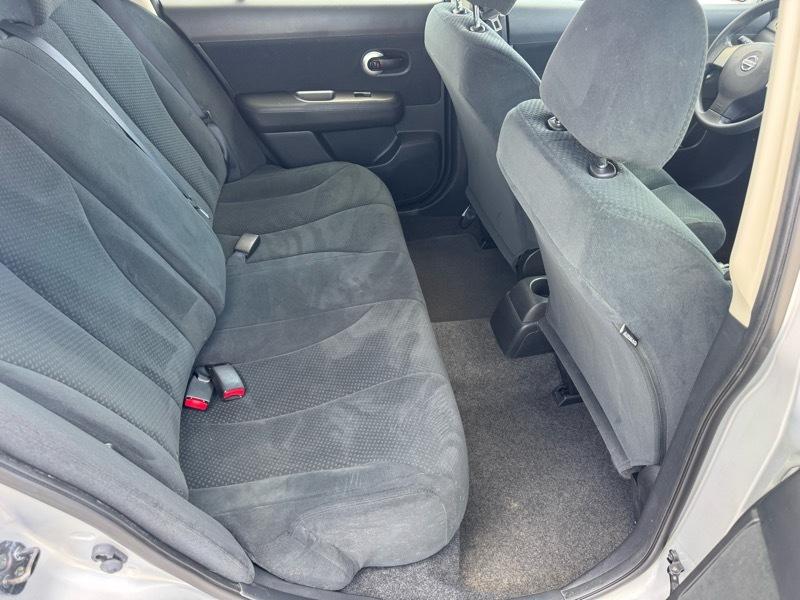 Nissan Versa 1.8 SL Hatchback 2011