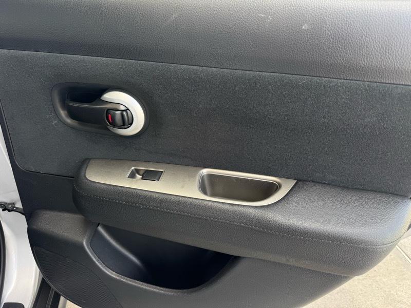 Nissan Versa 1.8 SL Hatchback 2011