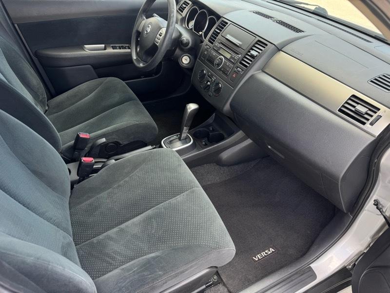 Nissan Versa 1.8 SL Hatchback 2011