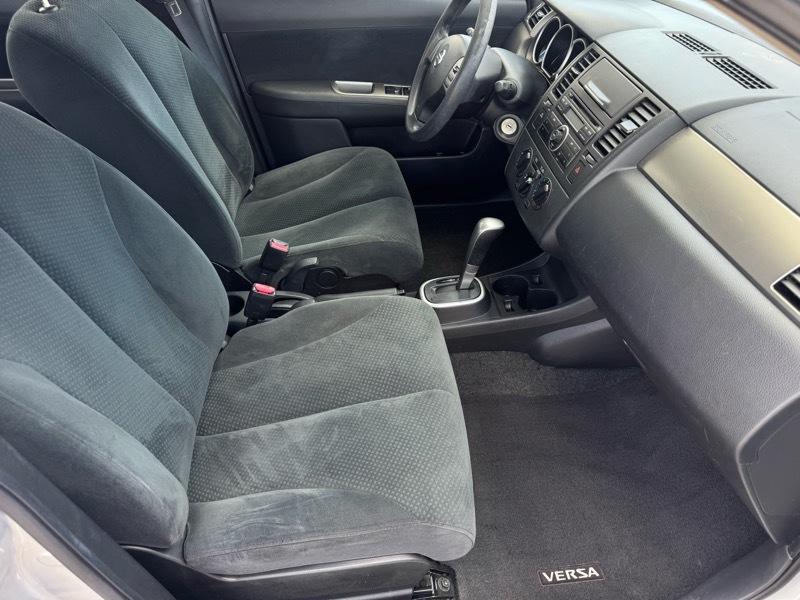 Nissan Versa 1.8 SL Hatchback 2011