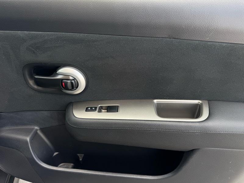 Nissan Versa 1.8 SL Hatchback 2011