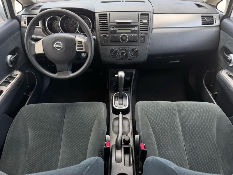 Nissan Versa 1.8 SL Hatchback 2011