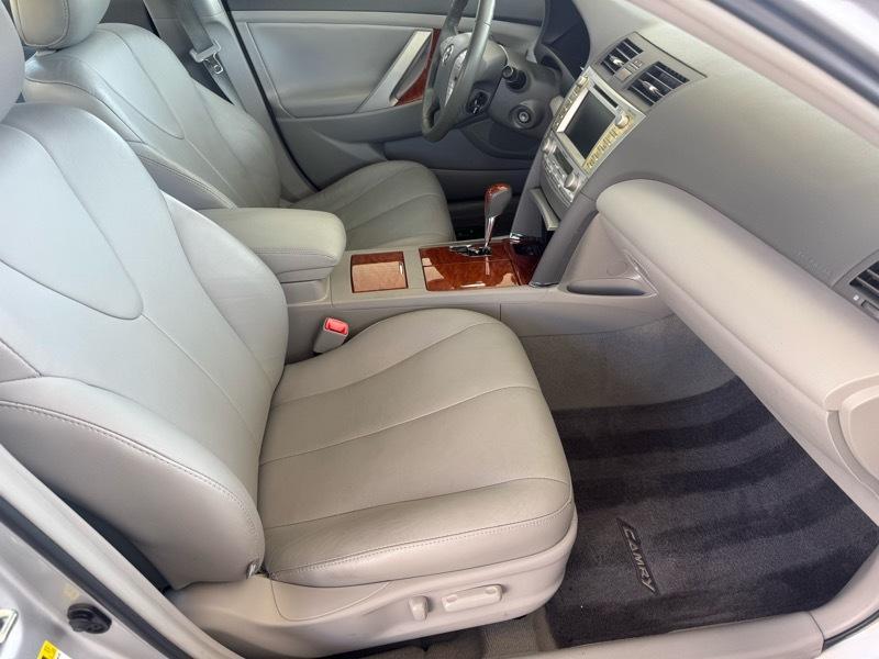Toyota Camry XLE Auto (Natl) 2011