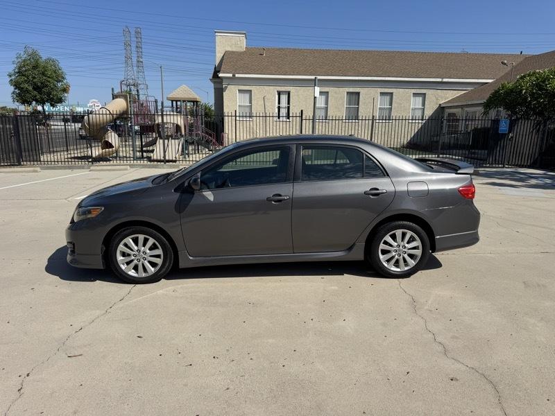 Toyota Corolla Base 5-Speed MT 2010