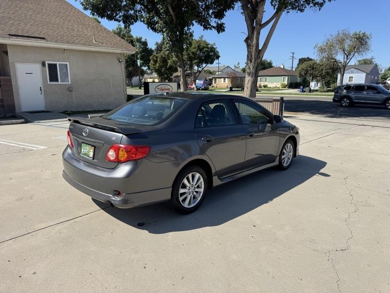 Toyota Corolla Base 5-Speed MT 2010