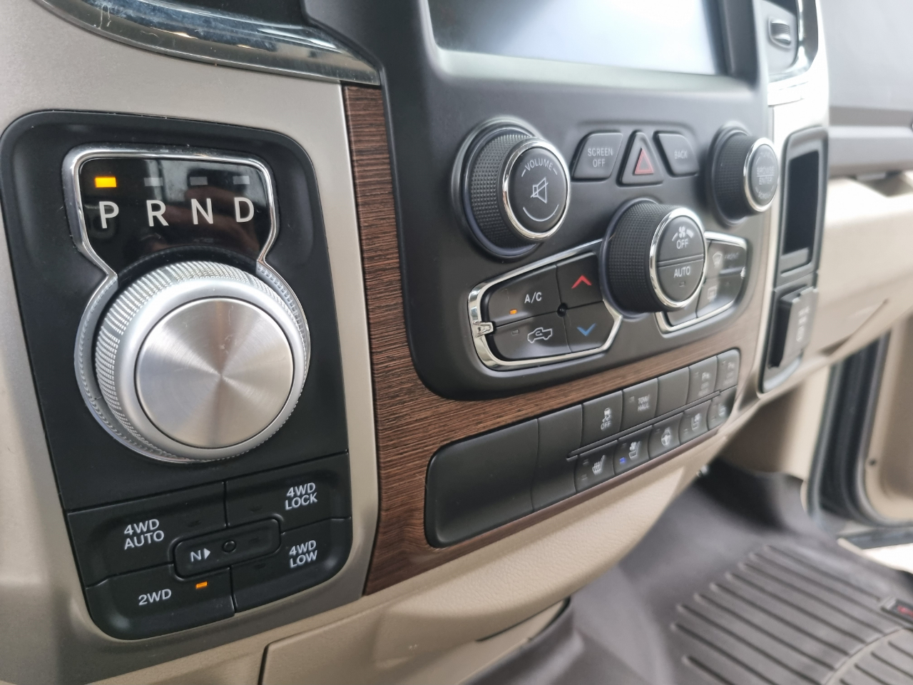 RAM 1500 Laramie Quad Cab 4WD 2016