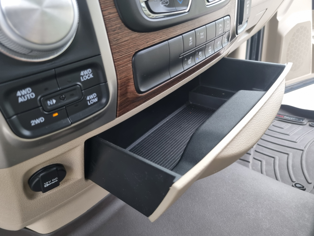 RAM 1500 Laramie Quad Cab 4WD 2016