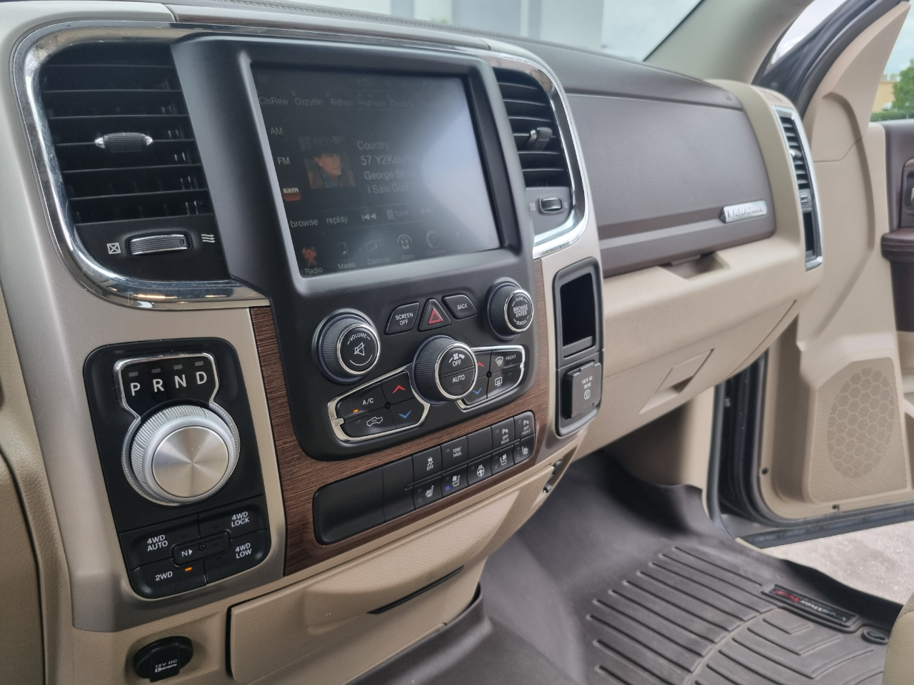 RAM 1500 Laramie Quad Cab 4WD 2016