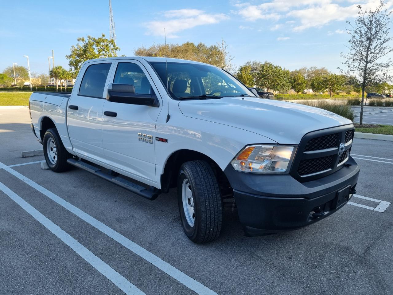 RAM 1500 Tradesman Crew Cab SWB 4WD 2016