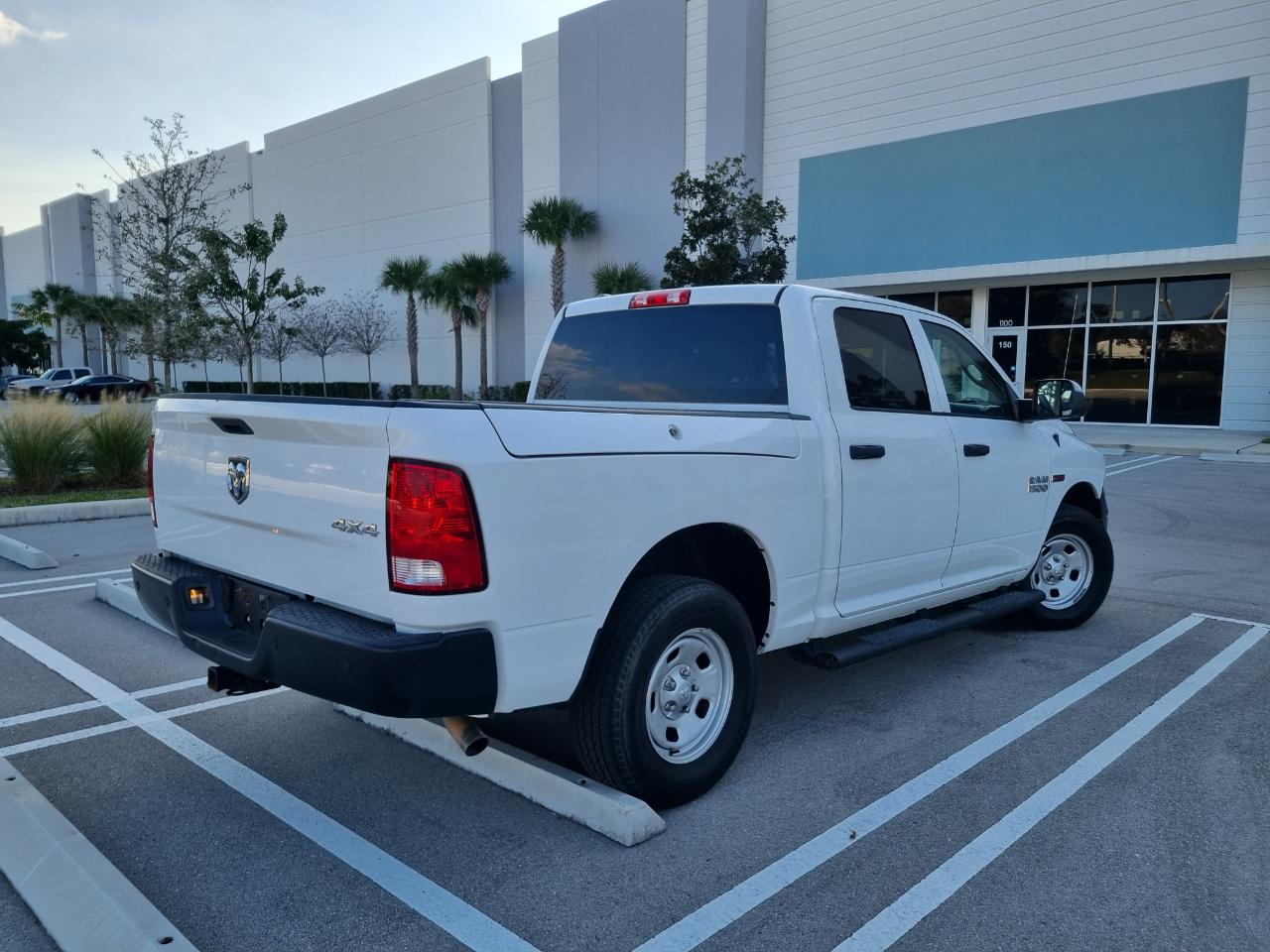 RAM 1500 Tradesman Crew Cab SWB 4WD 2016