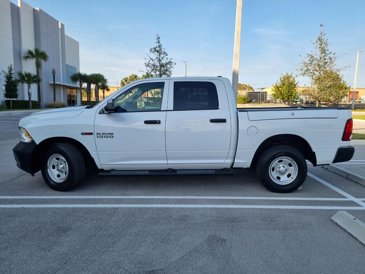 RAM 1500 Tradesman Crew Cab SWB 4WD 2016