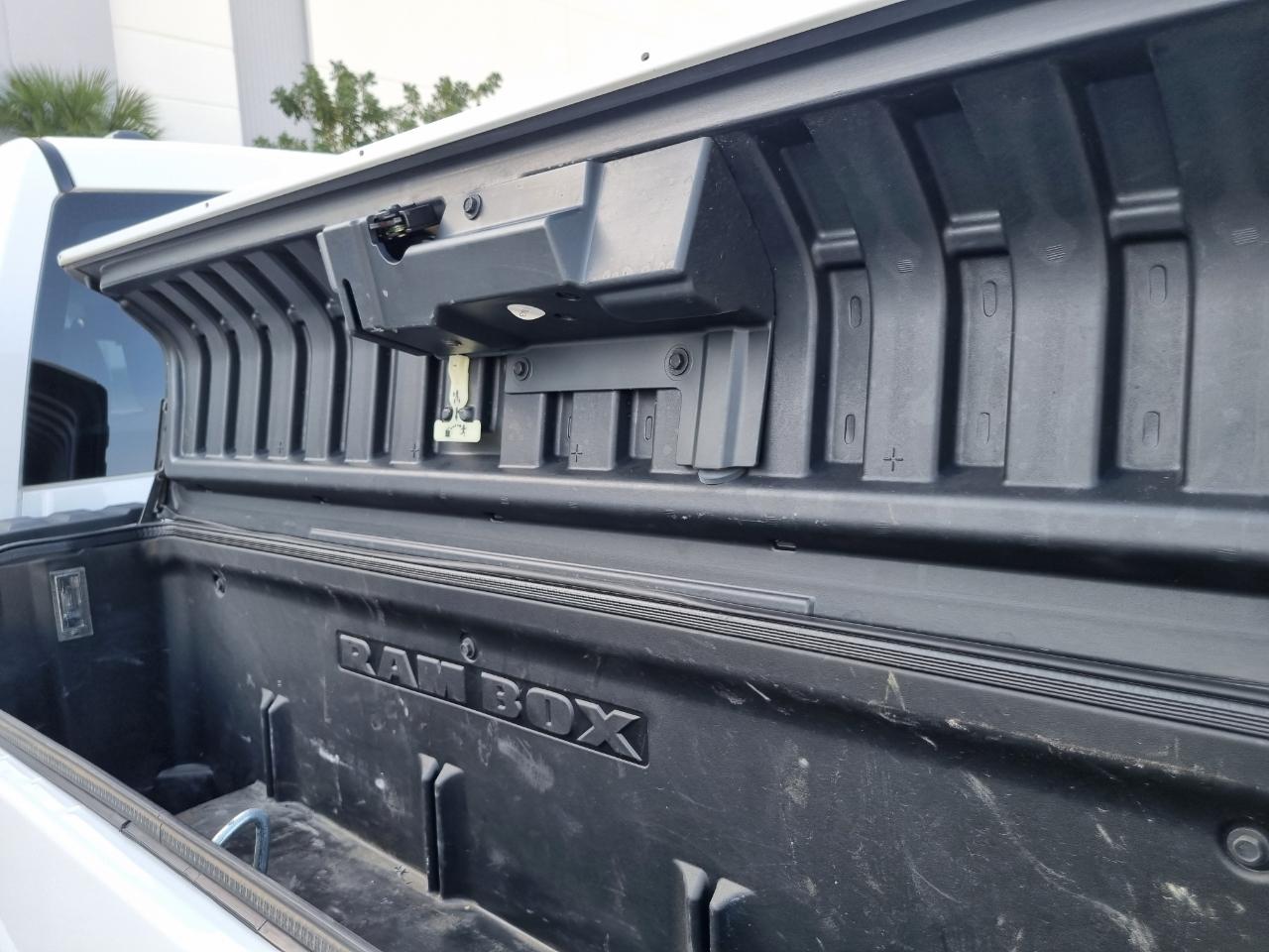 RAM 1500 Tradesman Crew Cab SWB 4WD 2016