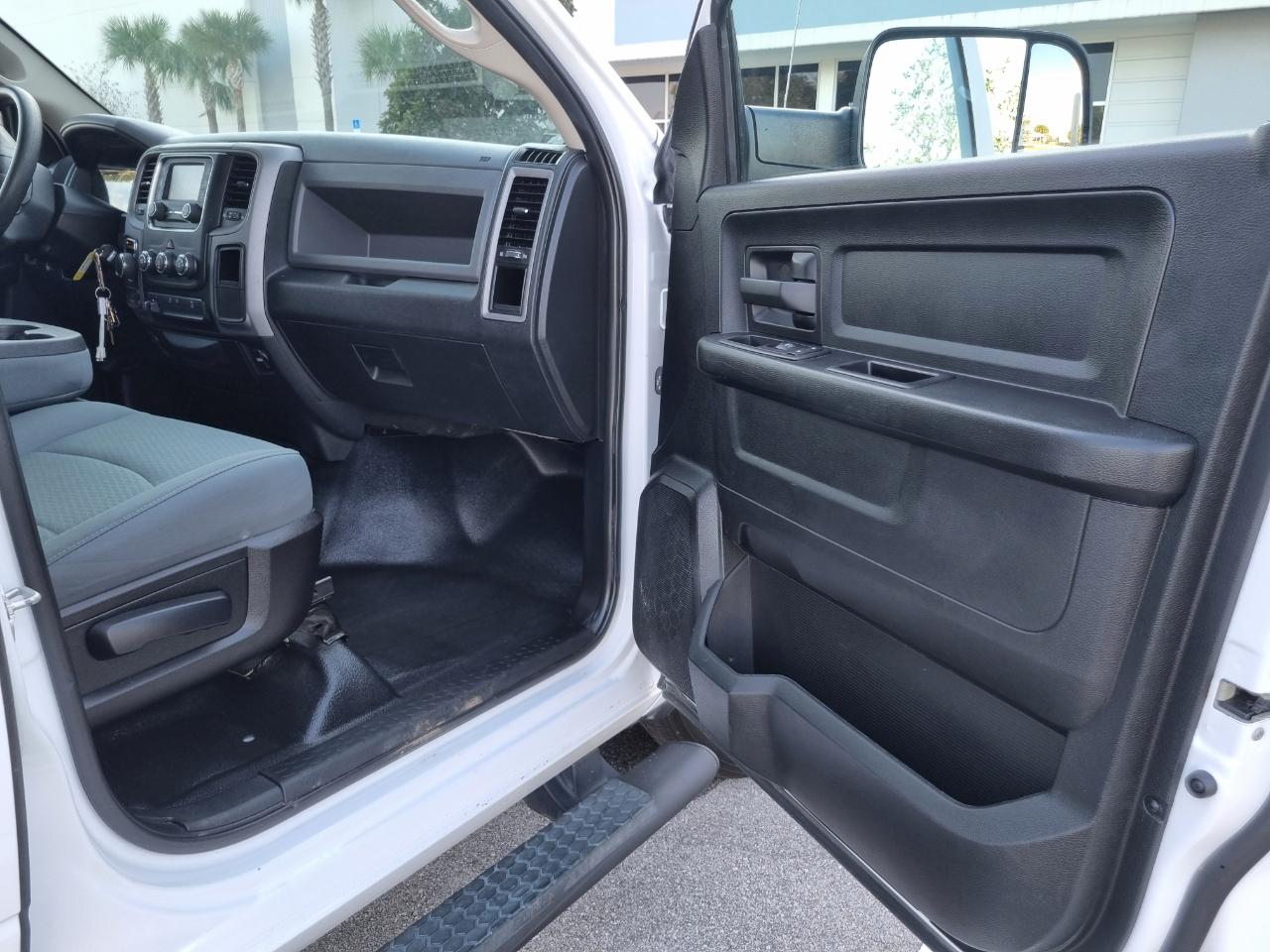 RAM 1500 Tradesman Crew Cab SWB 4WD 2016