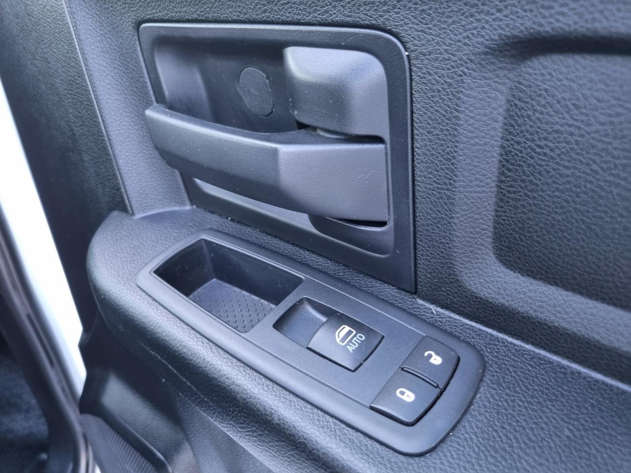 RAM 1500 Tradesman Crew Cab SWB 4WD 2016