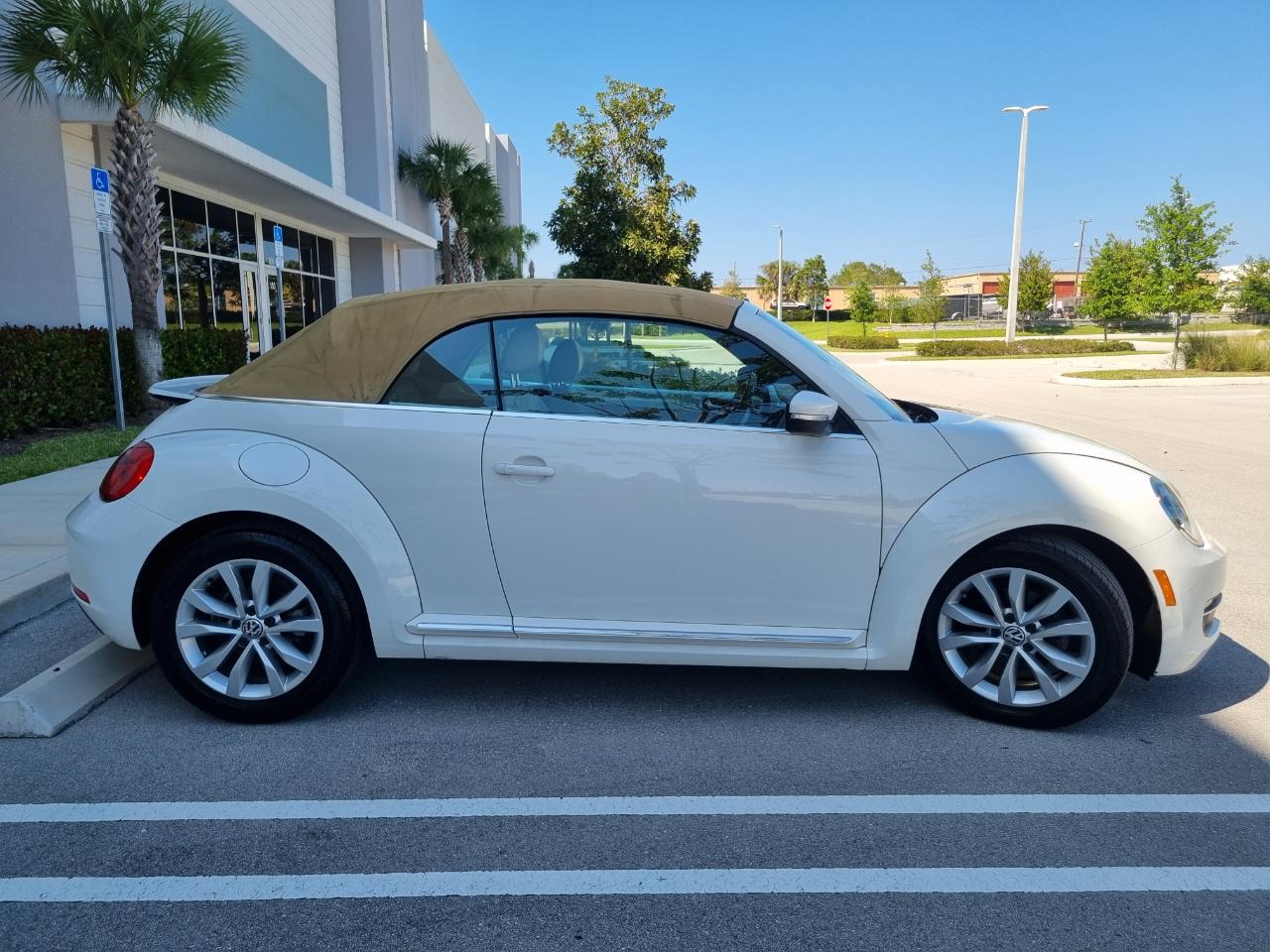 Volkswagen Beetle 2.0T Turbo Convertible 2013