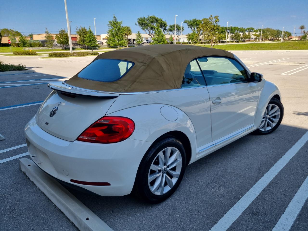 Volkswagen Beetle 2.0T Turbo Convertible 2013