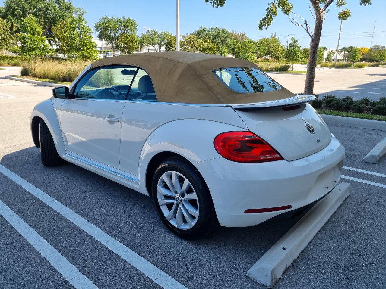 Volkswagen Beetle 2.0T Turbo Convertible 2013