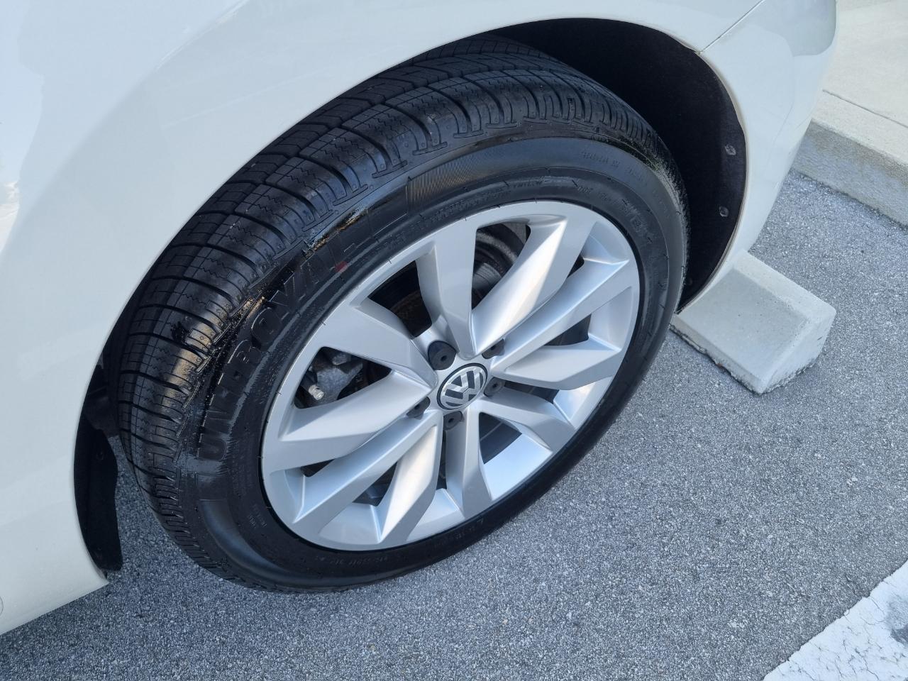 Volkswagen Beetle 2.0T Turbo Convertible 2013