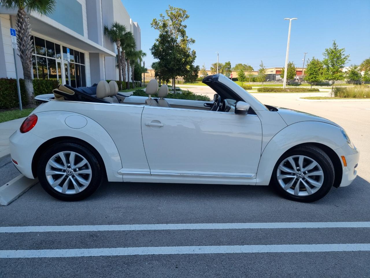 Volkswagen Beetle 2.0T Turbo Convertible 2013