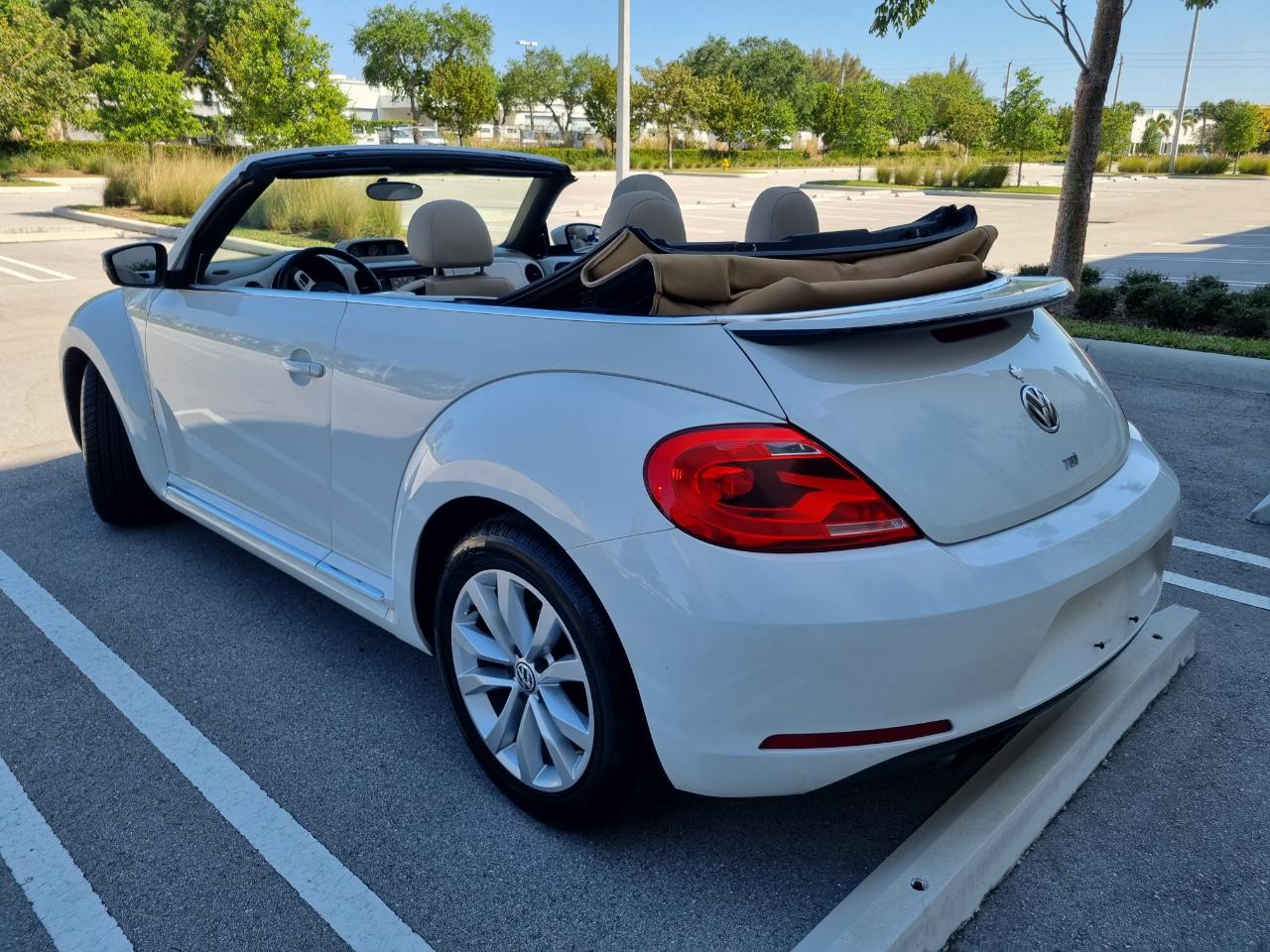 Volkswagen Beetle 2.0T Turbo Convertible 2013