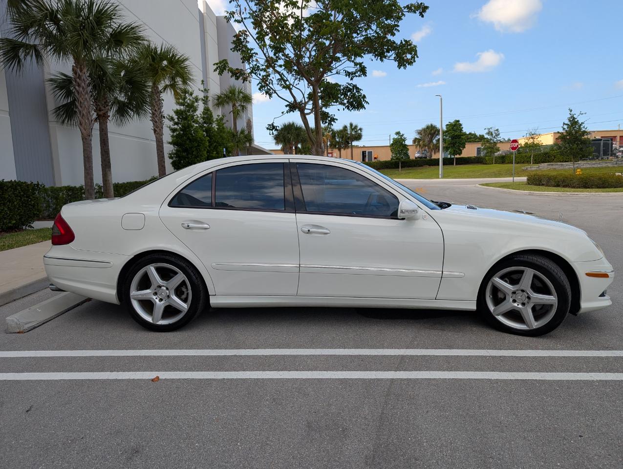 Mercedes-Benz E-Class E350 Luxury Sedan 2009