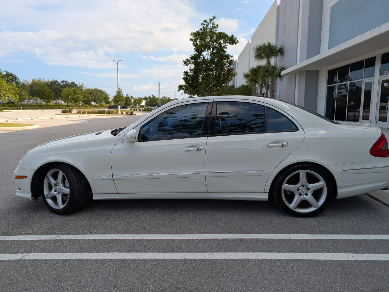 Mercedes-Benz E-Class E350 Luxury Sedan 2009
