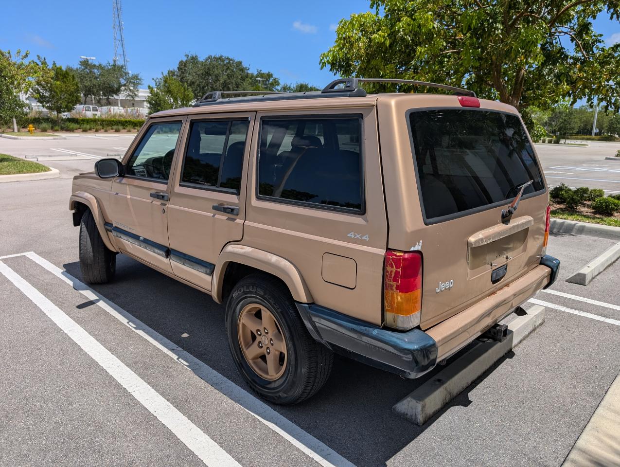 Jeep Cherokee Sport 4-Door 4WD 1999