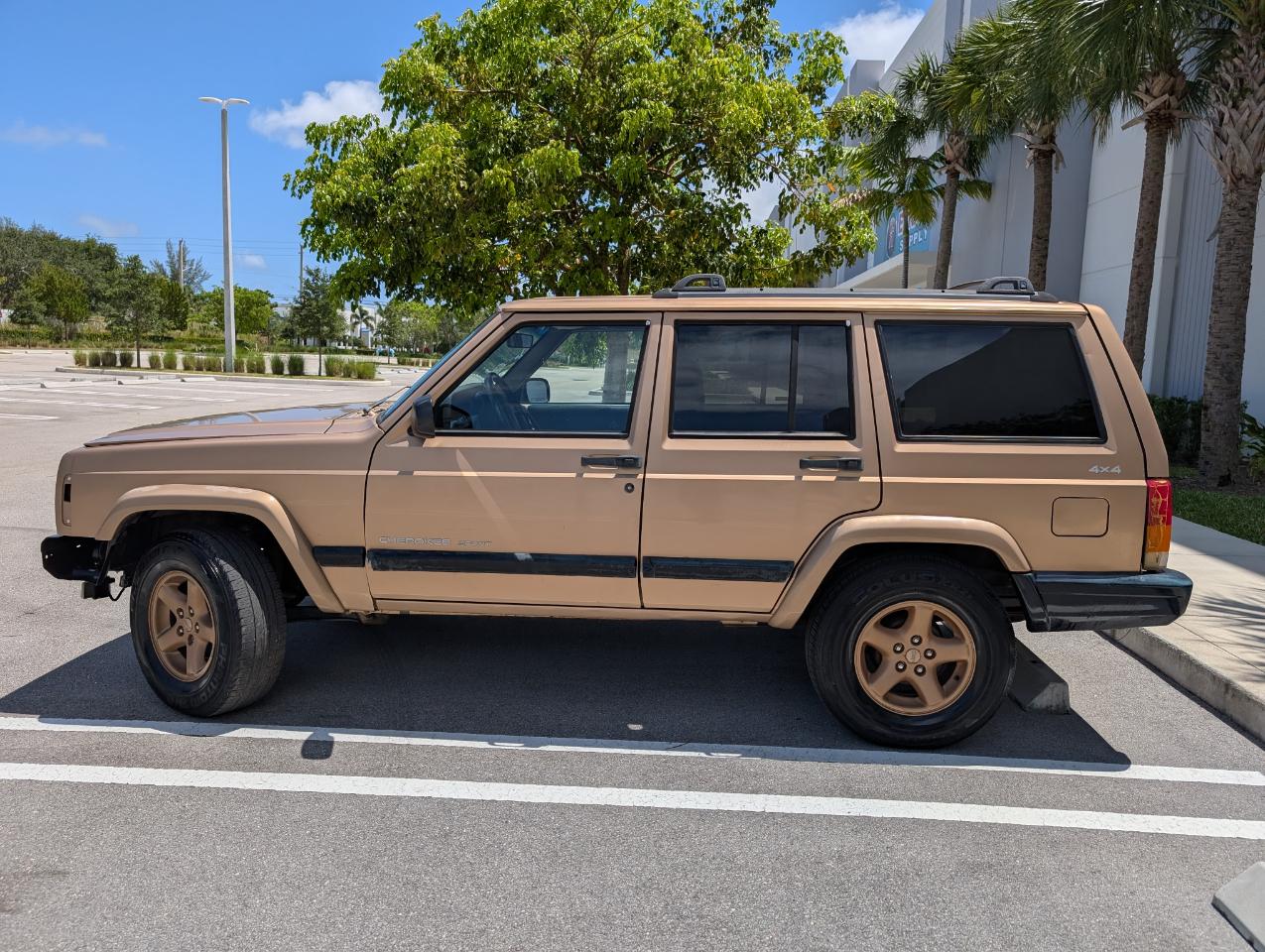 Jeep Cherokee Sport 4-Door 4WD 1999