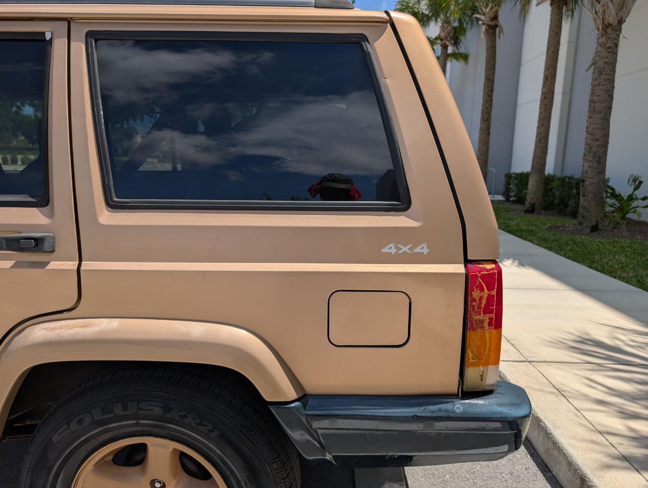 Jeep Cherokee Sport 4-Door 4WD 1999