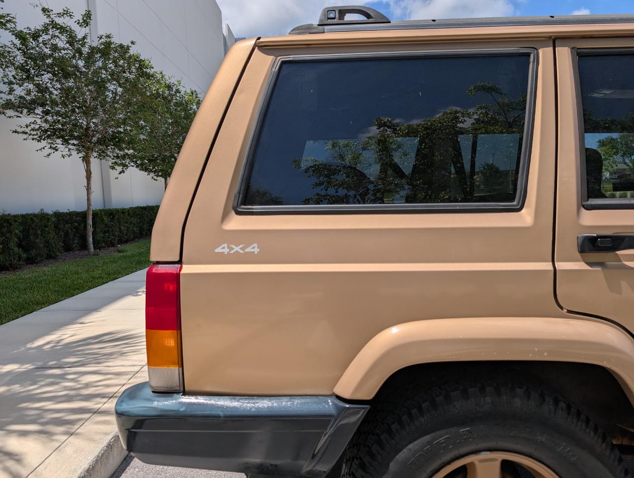 Jeep Cherokee Sport 4-Door 4WD 1999