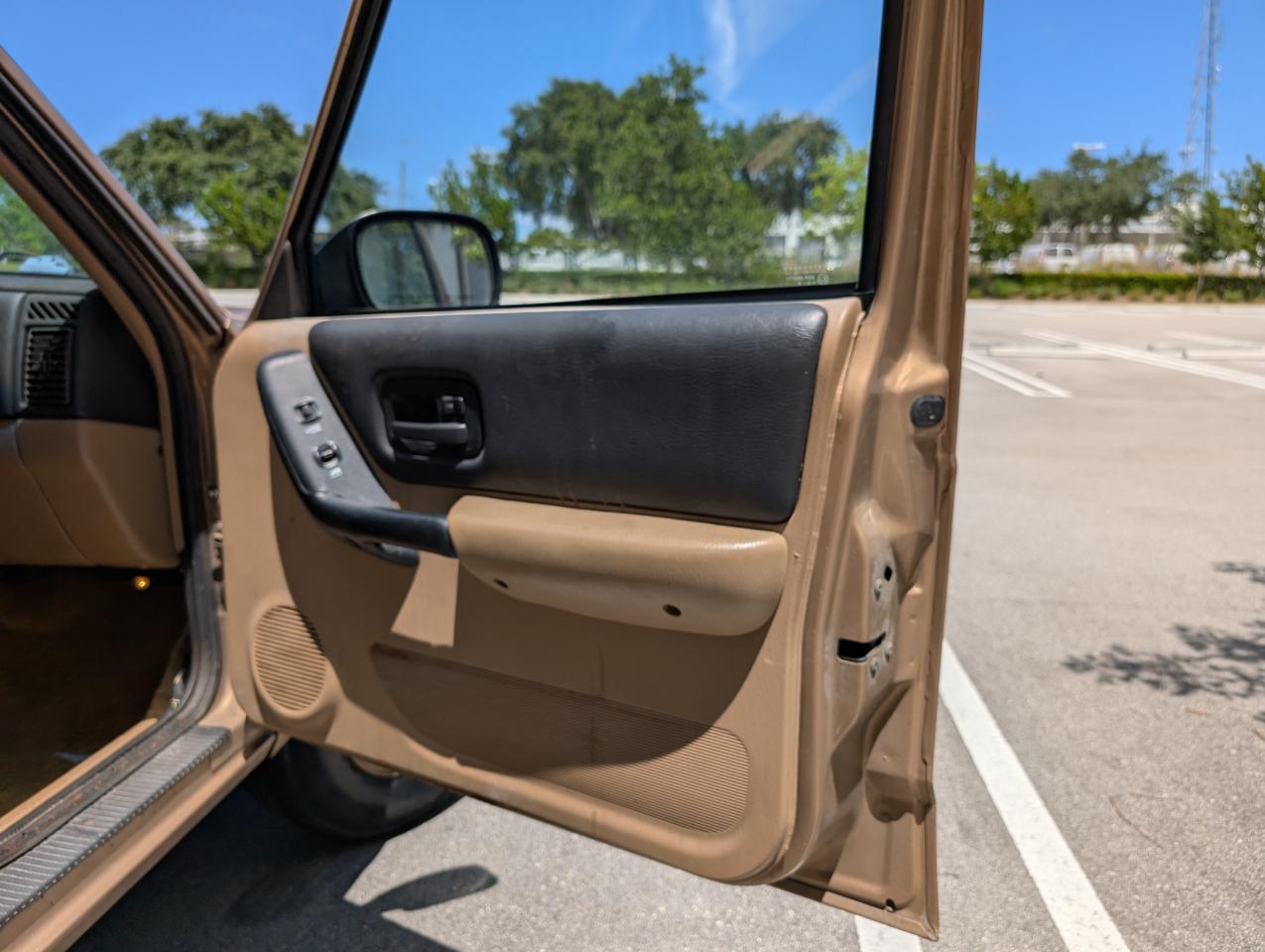 Jeep Cherokee Sport 4-Door 4WD 1999