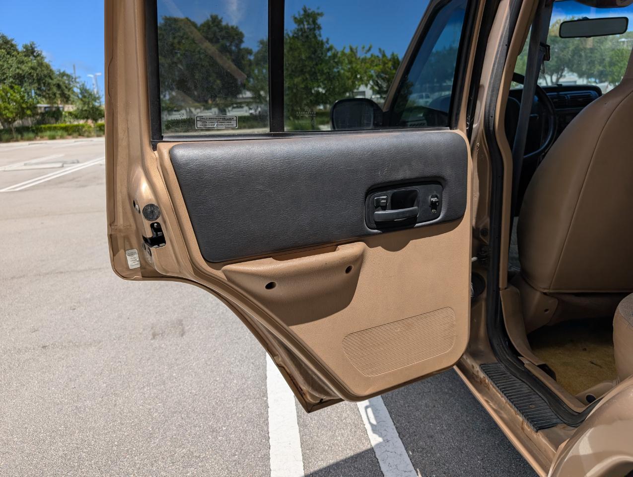 Jeep Cherokee Sport 4-Door 4WD 1999