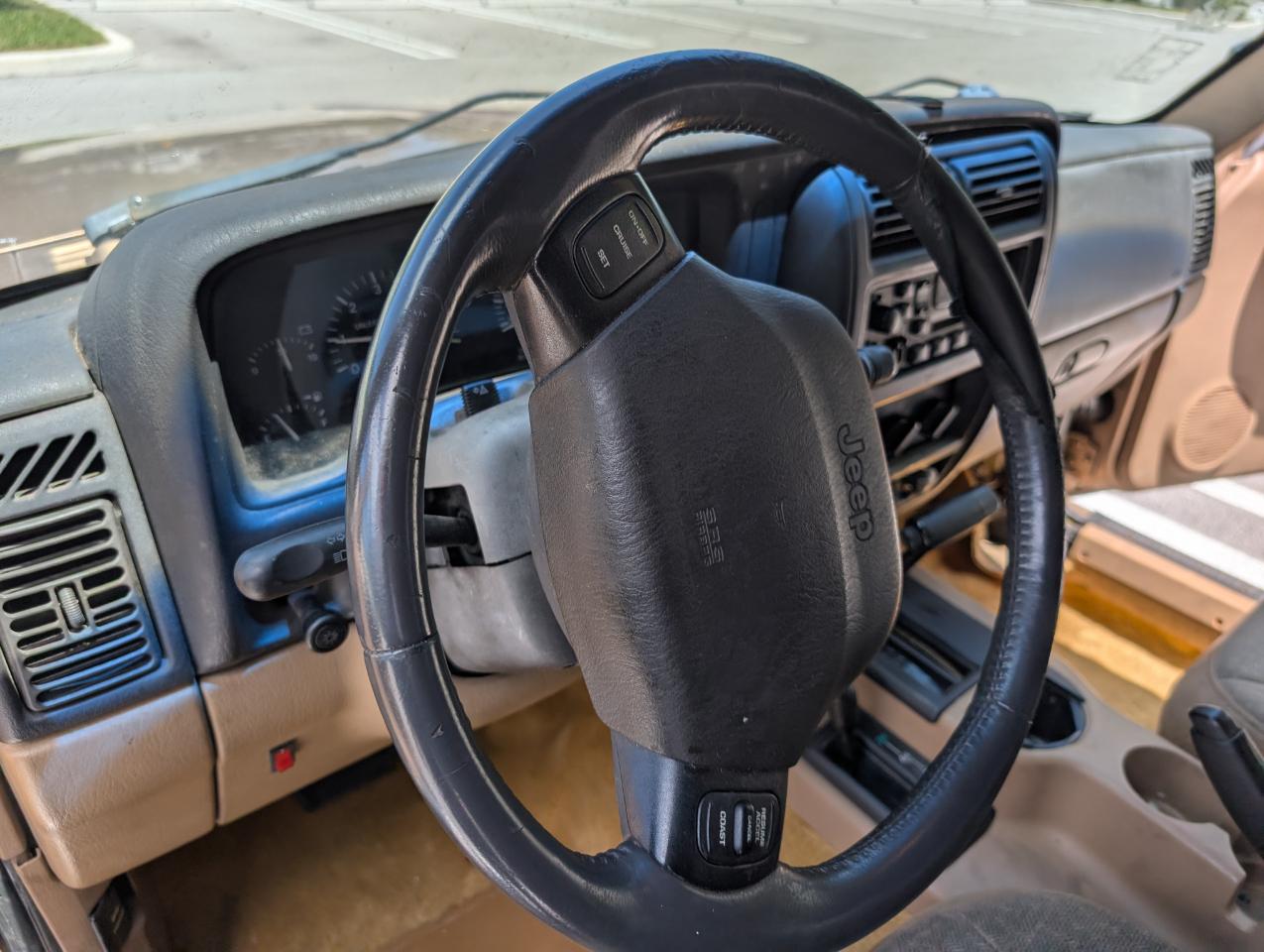 Jeep Cherokee Sport 4-Door 4WD 1999