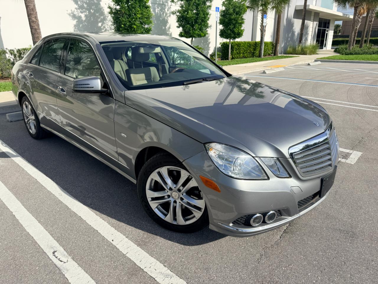 Mercedes-Benz E-Class E350 BlueTEC Sedan 2011