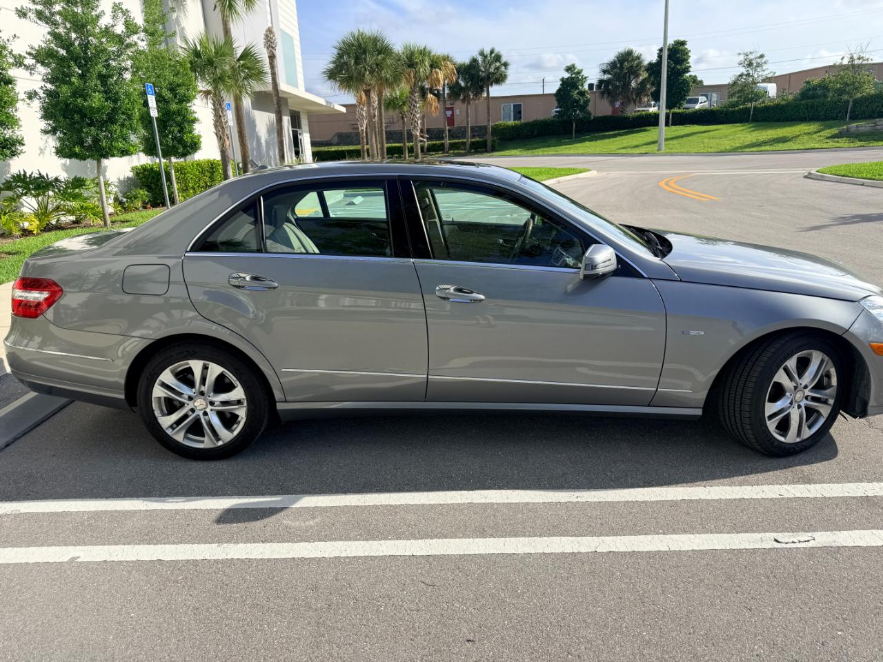 Mercedes-Benz E-Class E350 BlueTEC Sedan 2011